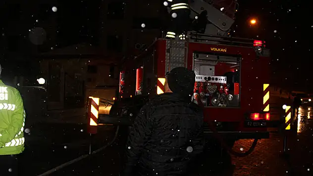 Konya'da yangın!  4 katlı binanın çatısında çıkan yangın söndürüldü