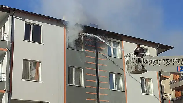 Konya'da yangın çıkan binada mahsur kalan kadın kurtarıldı