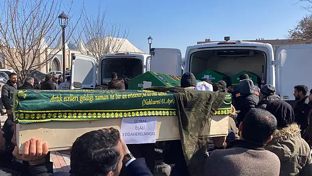 Konya'da yangın çıkan evde çöken çatının altında kalan 7 depremzedenin cenazeleri defnedildi