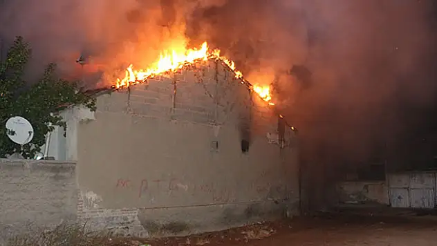 Konya'da yangın çıkan evdeki vatandaşı yanmaktan polis ekipleri kurtardı