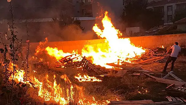 Konya'da yangın paniği! Tahtaların bulunduğu arazideki yangın evlere sıçramadan söndürüldü