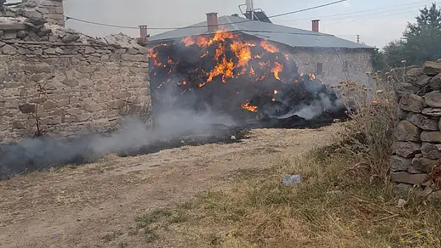 Konya'da yangın - Saman balyaları ile 2 römork yandı