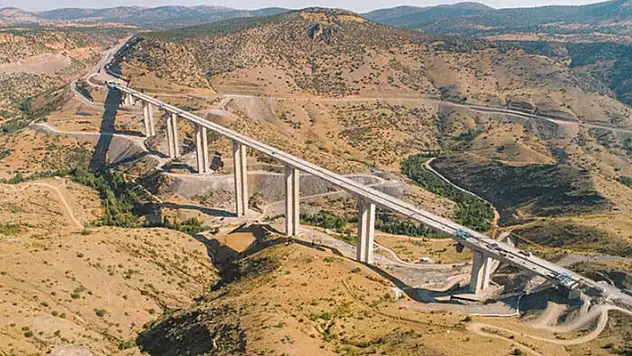 Konya'da yapımı devam eden Türkiye'nin en yüksek ayaklı viyadüğünde sağ ve sol tabliye imalatı tamam
