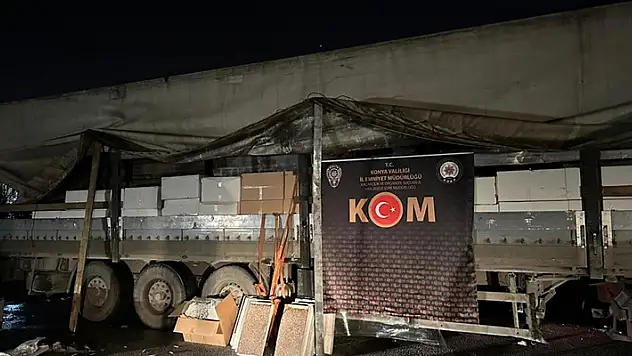 Konya'da yardım araçlarının arasına karışan tırdan 7 buçuk milyonluk kaçak sigara ele geçirildi
