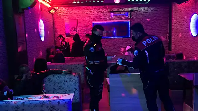 Konya'da yasağa rağmen açık olan mekana baskın yapıldı! 25 kişi...