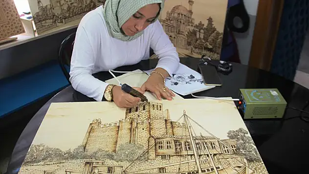 Konya'da yaşana güvenlik görevlisinin portre resimleri yakarak tahtaya işleme hobisi mesleği oldu
