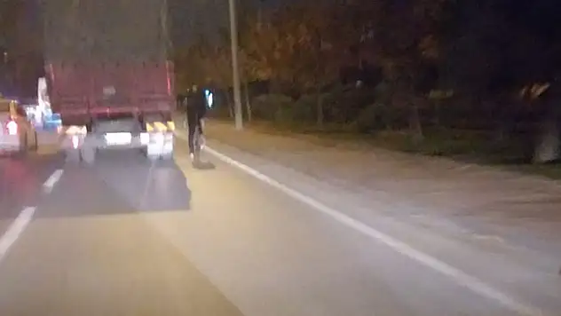 Konya'da yaşandı! Kamyon arkasında tehlikeli bisiklet yolculuğu kamerada