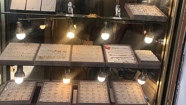 Konya'da yaşandı! Müşteri gibi davranıp, 5 bileziği çalıp kaçtı
