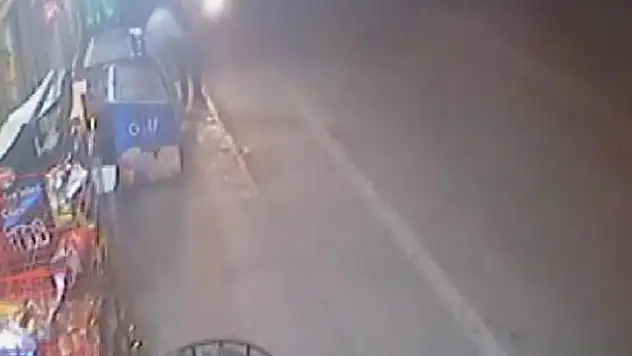 Konya'da yaşandı! Otomobilin altında kalmaktan son anda kurtuldular