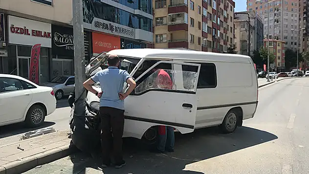 Konya'da yaşandı! Tansiyonu düşen sürücü refüjdeki elektrik direğine çarptı