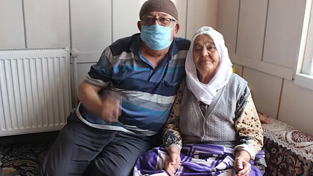 Konya'da yaşayan 101 yaşındaki 6 çocuk, 43 torun sahibi Saadet nine torununun torununu gördü