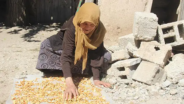 Konya'da yaşayan 107 yaşındaki asırlık nine her işini kendi görüyor
