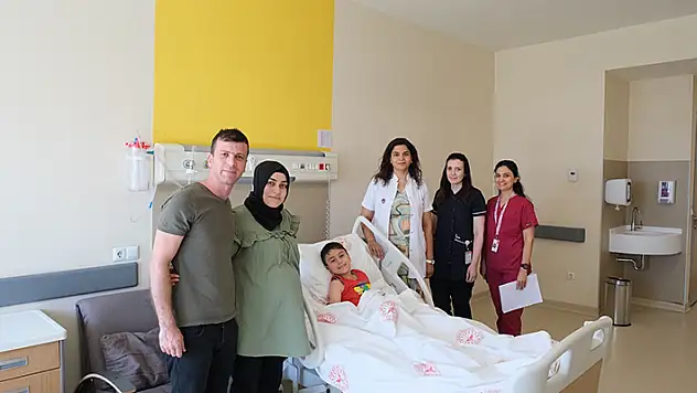 Konya'da yaşayan 6 yaşındaki Umut, hayati kanamalı rahatsızlığına rağmen sünnet oldu
