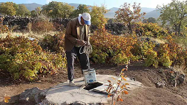 Konya'da yaşayan 88 yaşındaki Aşır dede, azmiyle gençlere taş çıkartıyor