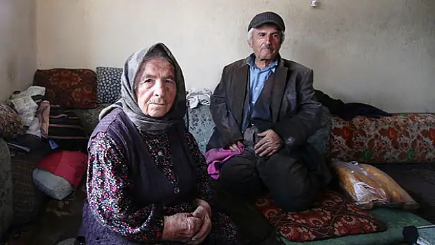 Konya'da yaşayan 93 yaşındaki Emine Avcu, 69 yaşındaki engelli oğluna gözü gibi bakıyor