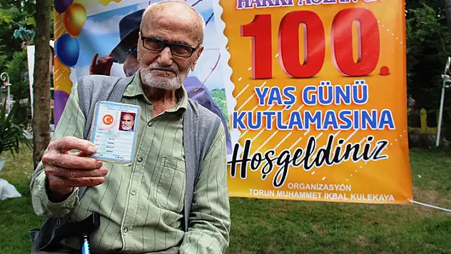 Konya'da yaşayan adama torunlarından 100. yaş günü sürprizi
