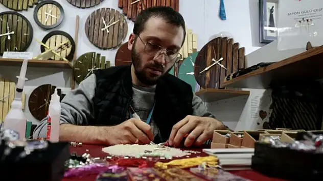 Konya'da yaşayan Ahmet Osmanlı izlediği haberden etkilenerek başladığı el sanatının ustası oldu
