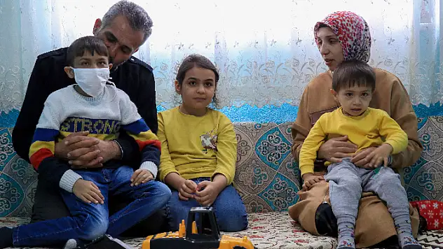 Konya'da yaşayan aile kızlarını kaybettikleri hastalığı taşıyan 3 çocukları için mücadele veriyorlar
