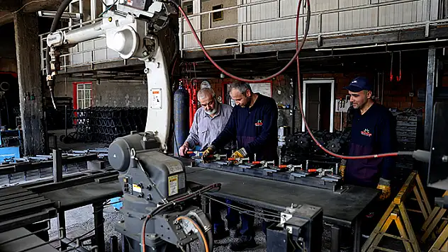 Konya'da yaşayan aile, üç kuşaktır mütevazı atölyelerinde tarım makineleri üretiyor
