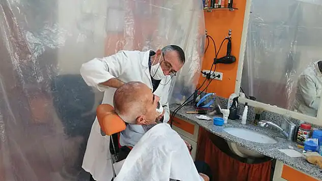 Konya'da yaşayan ailesinin 6. kuşak temsilcisi berber, müşterilerini şiir okuyarak tıraş ediyor