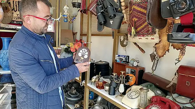 Konya'da yaşayan antika tutkunu evi antika eşyalarla dolunca dükkan açıp hobisini mesleğe dönüştürdü