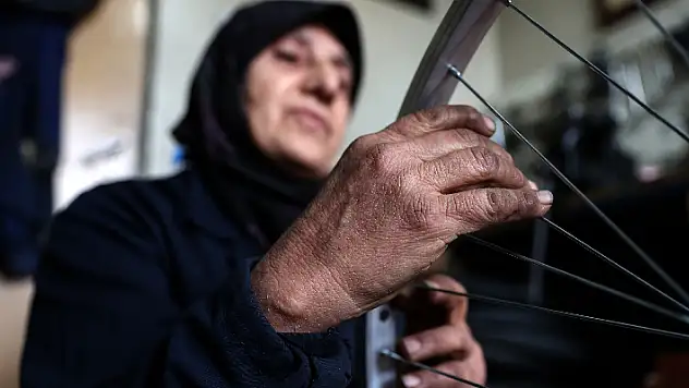Konya'da yaşayan bisiklet tamircisi kadın, tamircilikle  5 kızını büyüttü