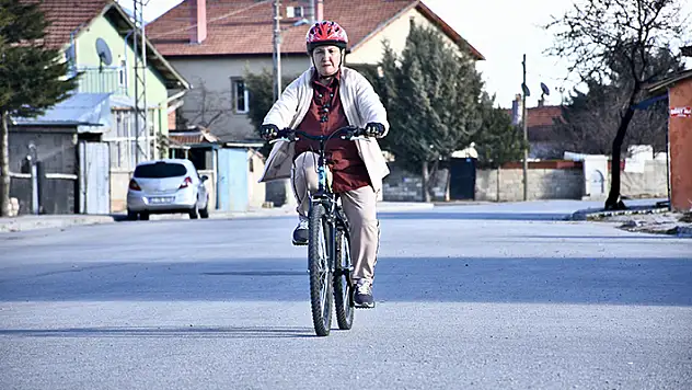 Konya'da yaşayan emekli öğretmen bisiklet sürmeyi öğrenmek için 67 yaşında kursa gitti
