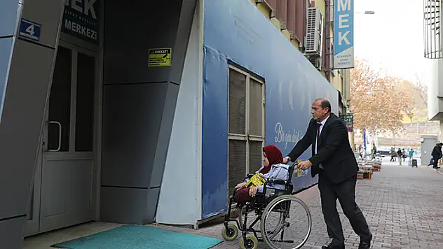Konya'da yaşayan engelli Nurcihan'ın eğitimi için belediye ekiplerinden destek
