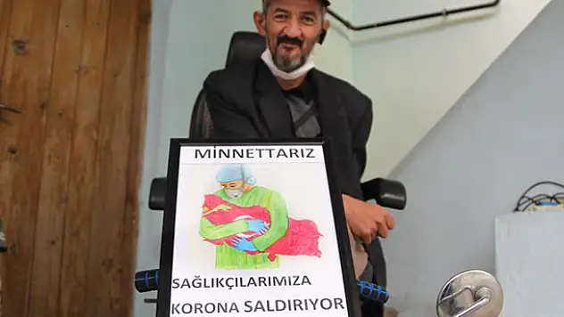 Konya'da yaşayan engelli vatandaş,  tek ayağıyla sağlık çalışanlarının resmini çizdi