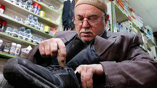 Konya'da yaşayan 'Eskici Dede' yarım asırdır aşkla ayakkabı tamir ediyor