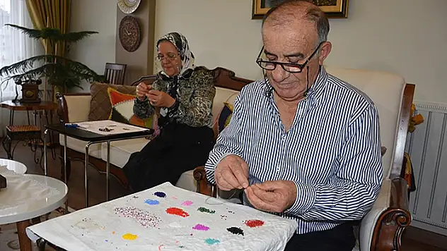 Konya'da yaşayan Hacı Ali Çelik, emekli olunca eline aldığı iğne ve boncukla karısına destek oluyor
