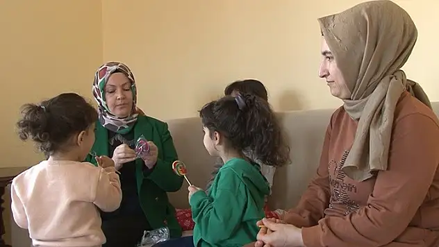 Konya'da yaşayan iki çocuk annesi muhtar, depremzede çocukları yalnız bırakmıyor
