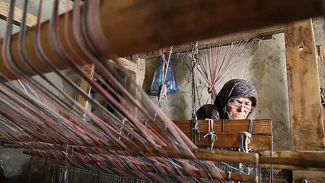 Konya'da yaşayan kadın, asırlık tezgahla kumaş dokumaya devam ediyor