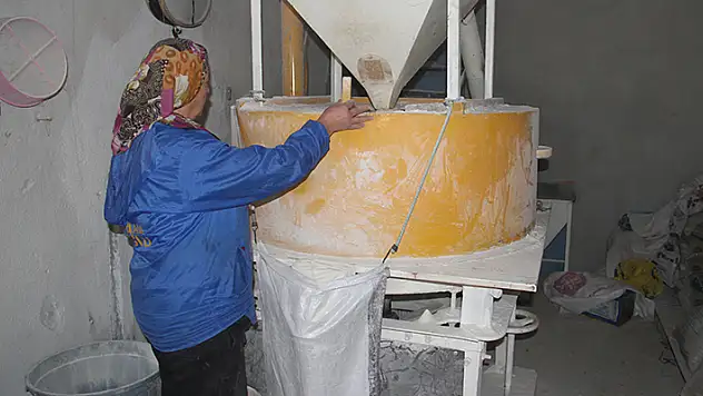 Konya'da yaşayan kadın kayınpederinden devraldığı taş değirmeni 36 yıldır işletiyor