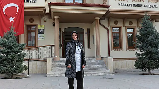 Konya'da yaşayan kadının alkışlanacak eğitim azmi! Kat görevlisi olarak çalıştığı kurumun müdürü oldu