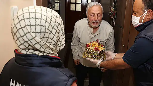 Konya'da yaşayan Mustafa amcaya kızı ve damadından 'Vefa'lı doğum günü sürprizi