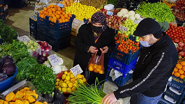 Konya'da yaşayan Nazife nine eşine özlemle pazar tezgahında 'vasiyet' nöbeti tutuyor