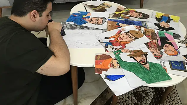 Konya'da yaşayan otizmli Yunus Emre karaladığı kağıtlara şimdi Yeşilçam karakterleri çiziyor