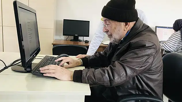 Konya'da yaşayan 'süper dede' torunlarıyla bilgisayar oyunu oynamak için 70 yaşında kursa yazıldı
