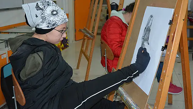 Konya'da yaşayan üniversiteli Ayşe resimlerini ayağıyla değil, protez kollarıyla çizmek istiyor