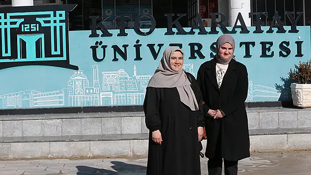 Konya'da yaşayan üniversiteli görme engelli Hilal, azmiyle annesinin de hayatına dokunuyor
