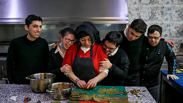 Konya'da yaşayan Yasemin annenin restoranı özel gençlerin 'hayat üniversitesi' oldu
