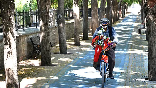 Konya'da yaşlı adam bayrak ve çiçeklerle süslediği 'yol arkadaşı'nın 30 yıldır pedalını çeviriyor