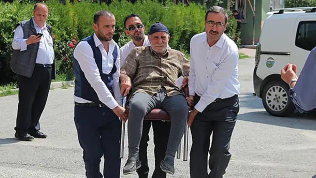 Konya'da yaşlı adam oy kullanacağı sandığa sandalyeyle taşındı