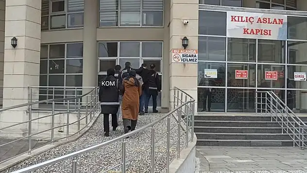Konya'da yaşlı adama boş senet imzalatan bakıcı, adam ölünce 2,5 milyonluk senetleri icraya verdi: 3 kişi tutuklandı
