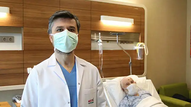 Konya'da yaşlı adamın 600 grama ulaşan prostatı alındı