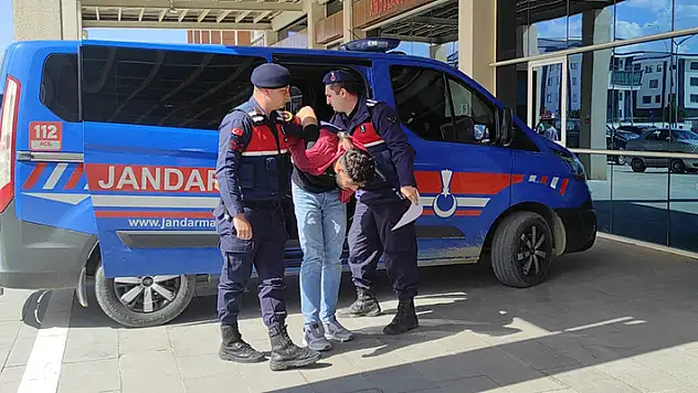 Konya'da yaşlı çiftin para ve ziynet eşyalarını dolandıran zanlı tutuklandı
