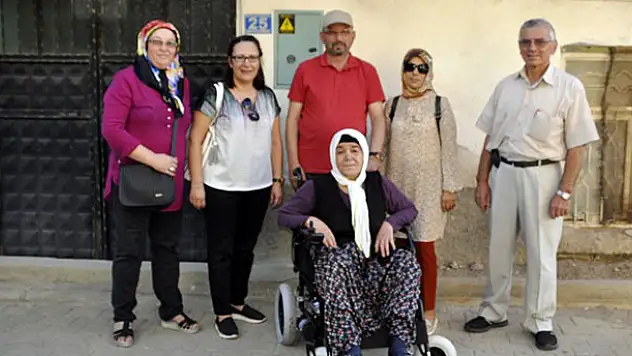 Konya'da yaşlı kadının çifte bayram sevinci