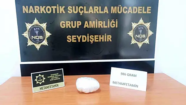 Konya'da yastığa gizlenmiş 1 kilogram sentetik uyuşturucu ele geçirildi
