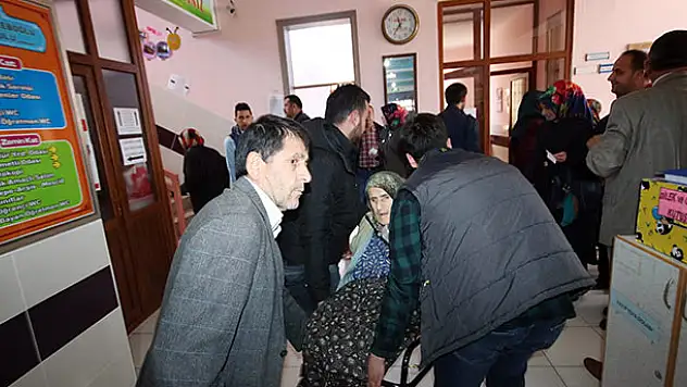 Konya'da yatalak hastalar ambulanslar yardımıyla oylarını kullandı